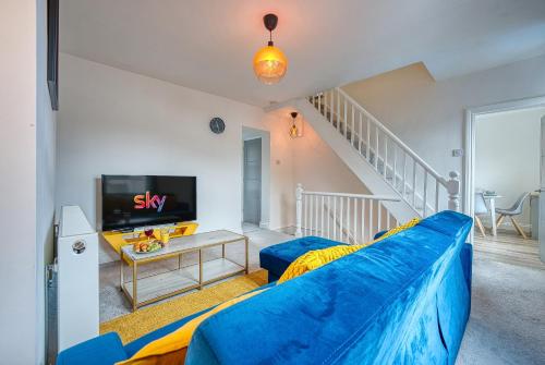 Buckwell Heights - 2 Bedroom Free Parking Wifi Sky TV في ويلينغبوره: غرفة معيشة مع أريكة زرقاء وتلفزيون