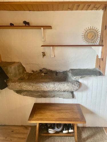 une table dans l'angle d'une pièce avec un mur dans l'établissement La maison de Cabannes, à Moulin-Mage