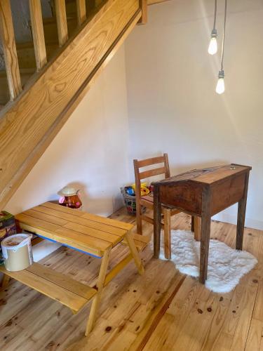 une pièce avec une table, une chaise et un bureau dans l'établissement La maison de Cabannes, à Moulin-Mage