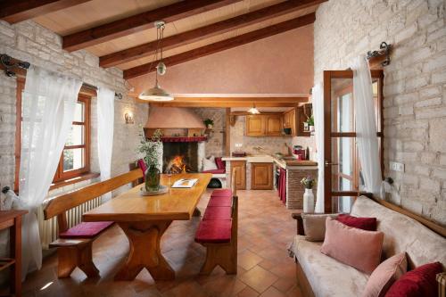 een keuken en een woonkamer met een tafel en een bank bij Apartment Antonia in Novigrad Istria