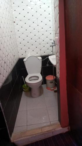 La petite salle de bains est pourvue de toilettes et d'un lavabo. dans l'établissement Chambre Perle Amine, à Rabat