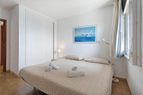 biała sypialnia z łóżkiem i ręcznikami w obiekcie Costa Isora 1 Frontline By Paramount Holidays w mieście Puerto de Santiago