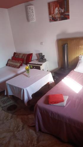 Cette chambre comprend 3 lits. dans l'établissement Chambre Perle Amine, à Rabat