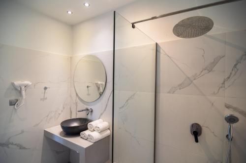 een badkamer met een douche en een wastafel bij Villa Theodora View Apartments Eleni in Agios Georgios Pagon