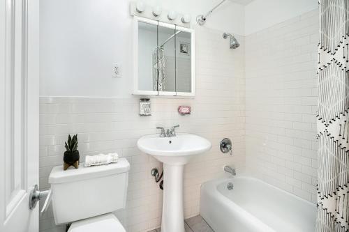 biała łazienka z umywalką i toaletą w obiekcie Luxury 3 Beds By Central Park w Nowym Jorku
