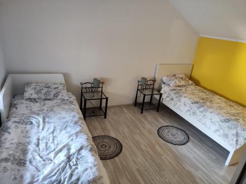 Habitación con 2 camas y 2 sillas en Počitniška hiša Patrik, en Tolmin