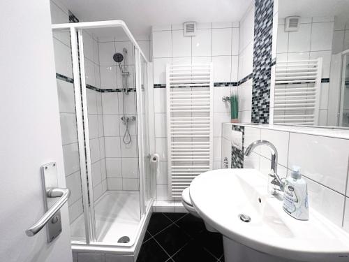Phòng tắm tại # VAZ Apartments RS02 Küche, TV, WLAN, Parkplatz, Autobahnähe