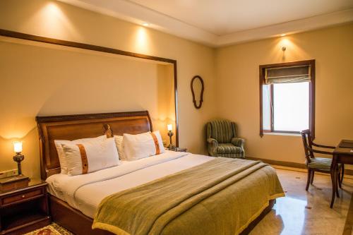 Una cama o camas en una habitación de The Lalit Laxmi Vilas Palace