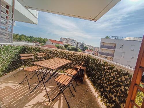 een patio met tafels en stoelen op een balkon bij T3 Lumineux - Berges de la Garonne - Parking in Toulouse