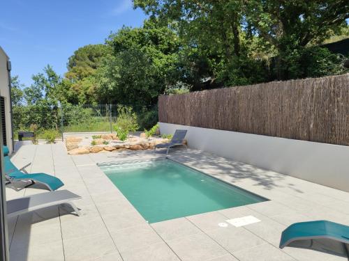- une piscine dans une arrière-cour avec une clôture dans l'établissement Villa Albera Laroque Gites Location Vacances, à Laroque-des-Albères