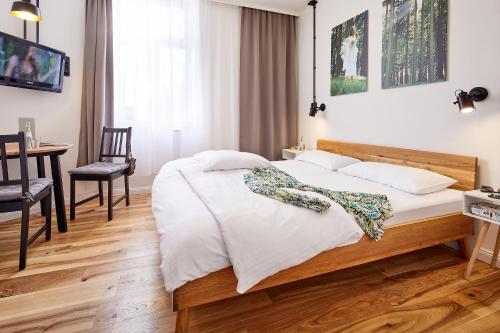 1 dormitorio con 1 cama, 1 mesa y 1 silla en Hotel am Chlodwigplatz, en Colonia