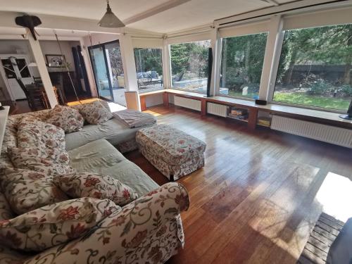 Spacious 3 Bedroom Family Oasis with Sauna, 20 min from Warsaw