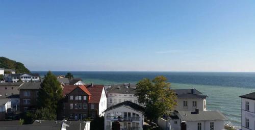 Eine Stadt mit Häusern und dem Meer im Hintergrund in der Unterkunft Villa Seeblick - Apartment 408 in Sassnitz