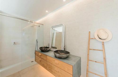 Baño con 2 lavabos y espejo en una encimera en Villa Daniel, en Sant Jordi