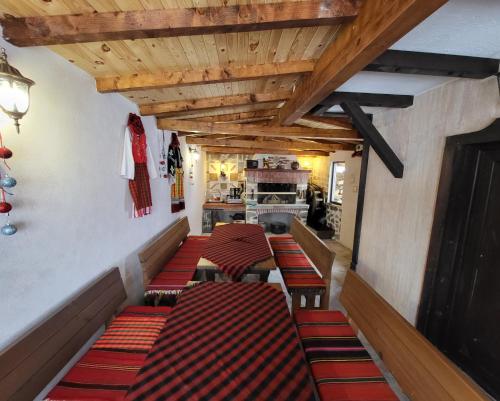 Progled的住宿－Villa O Sole Mio，餐厅设有一排木天花板椅子