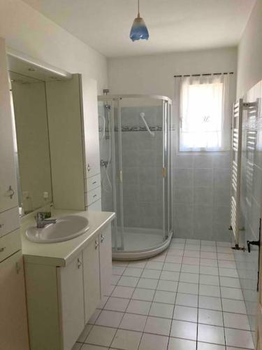 une salle de bain blanche avec une douche et un lavabo dans l'établissement Villa provençale dans le Golfe de Saint Tropez, à Grimaud