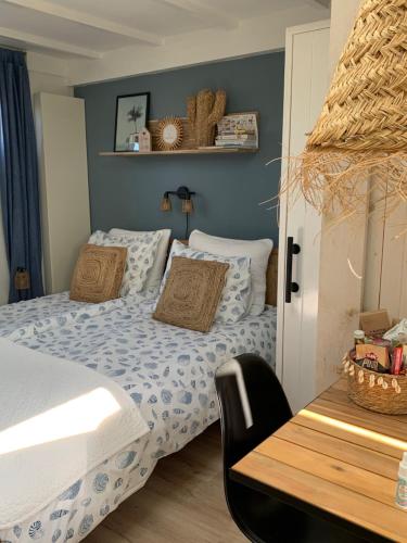 1 dormitorio con 1 cama y 1 mesa en Appartement 't Loft, en Zandvoort