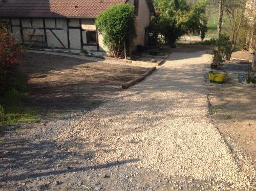 a driveway leading to a house with a yard at Tranquillitude au Moulin Bouquet in La Chapelle-aux-Chasses