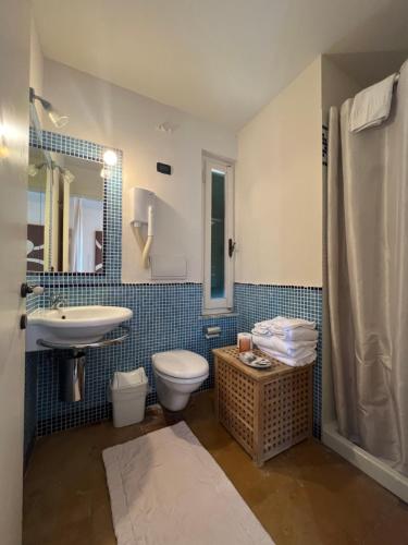 een badkamer met een toilet, een wastafel en een douche bij Locanda Lorena in Portovenere