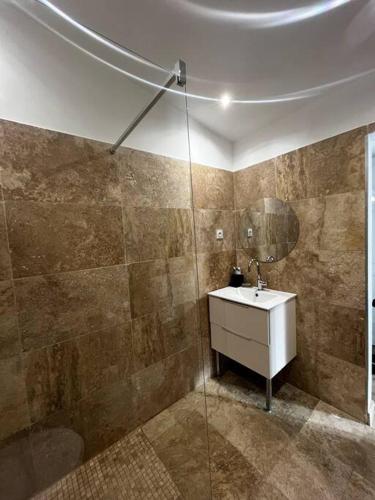 une salle de bain avec un lavabo, un miroir et une douche dans l'établissement Jolie maison avec vue sur piscine, à Bouc-Bel-Air