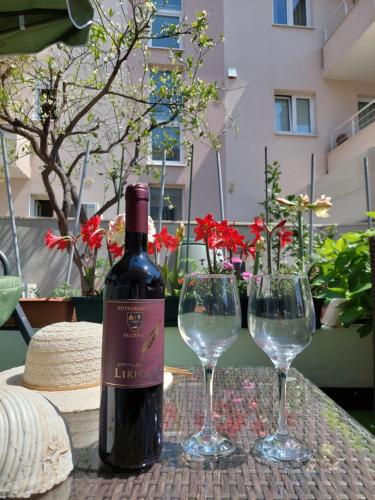 Una botella de vino y dos copas en una mesa. en Apartment Mara, en Dubrovnik