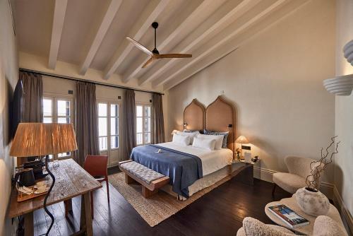 Schlafzimmer mit einem Bett und einem Deckenventilator in der Unterkunft Puro Grand Hotel in Palma de Mallorca