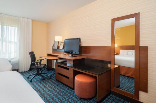 Habitación de hotel con cama y escritorio con TV. en Fairfield Inn & Suites by Marriott DuBois, en DuBois