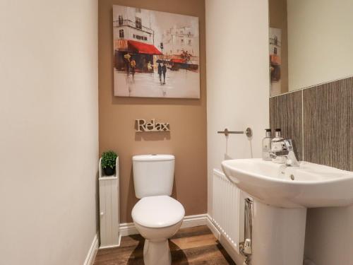 een badkamer met een toilet en een wastafel bij Bridgefield House in Ashford