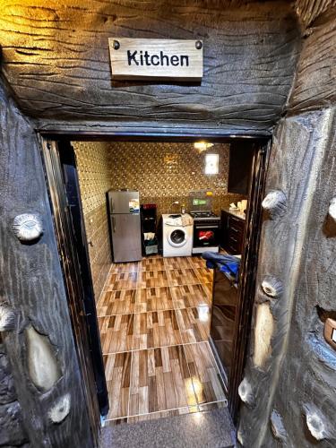 - Entrada a una cocina con cocina en Petra Dad Farm (PDF) en Umm Şawwānah