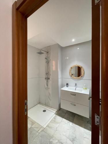 uma casa de banho com um lavatório e um chuveiro em kechluxe em Marrakech