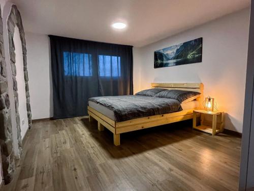 1 dormitorio con cama y ventana en Apartment Neli, en Rečica ob Savinji