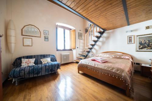 una camera con letto, divano e scala di L'Olea casa vacanze a Campobasso