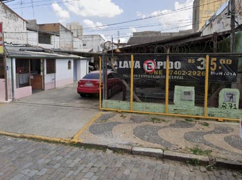 una valla al lado de una calle en Pousada Seu Jorge, en Campinas