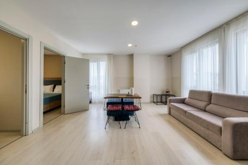ein Wohnzimmer mit einem Sofa und einem Tisch in der Unterkunft Zin D Sefin Aparts in Istanbul