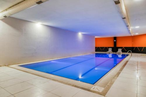 een zwembad met een blauwe vloer in een kamer bij Zin D Sefin Aparts in Istanbul