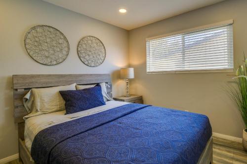 Katil atau katil-katil dalam bilik di Pool and Spa Palm Desert Home Near Golf!