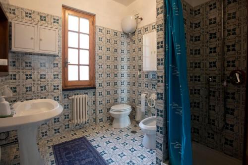 a bathroom with a toilet and a sink at 080 - La Villa storica Il Vigneto 45b, Terrazza sul Mare - Parcheggio privato GRATIS in Moneglia