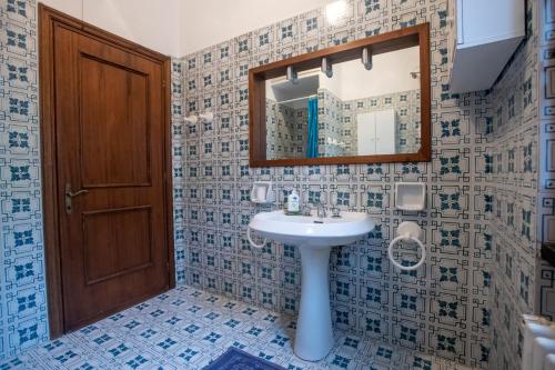 a bathroom with a sink and a mirror at 080 - La Villa storica Il Vigneto 45b, Terrazza sul Mare - Parcheggio privato GRATIS in Moneglia
