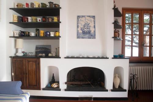 a living room with a fire place in the wall at 080 - La Villa storica Il Vigneto 45b, Terrazza sul Mare - Parcheggio privato GRATIS in Moneglia