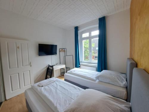 1 dormitorio con 2 camas y ventana en Hotel Tempelhof - City-Messe-Arena, en Colonia