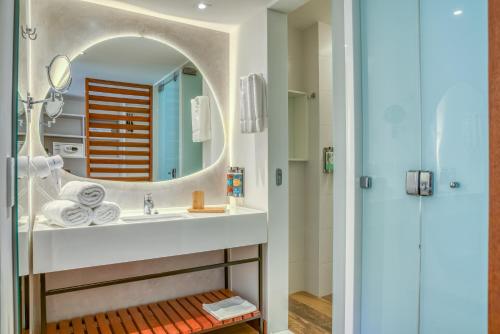 a bathroom with a sink and a mirror at Salinas Maragogi All Inclusive Resort in Maragogi