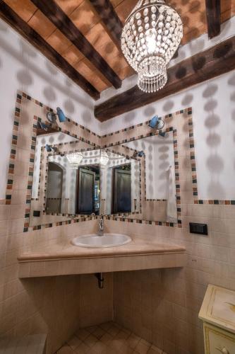 a bathroom with a sink and two mirrors at Il Casale La Duchessa in Vetulonia