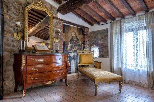 a dressing room with a dresser and a mirror at Il Casale La Duchessa in Vetulonia