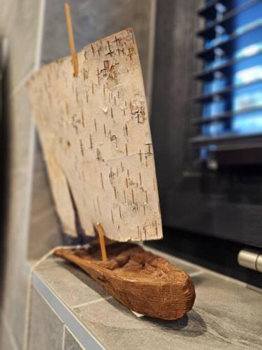 a wooden bowl sitting on top of a counter at Rannamaja kümblustünni & saunaga in Haapse