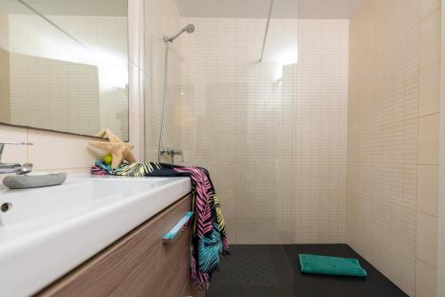 bagno con lavandino bianco e doccia di Casilla de Costa a Villaverde