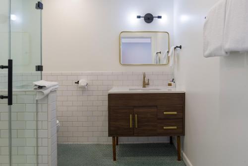 a bathroom with a sink and a mirror at Signature Inn Oakland in Oakland