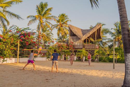 a group of people playing volleyball on the beach at Moriá Eco Lodge in Icaraí