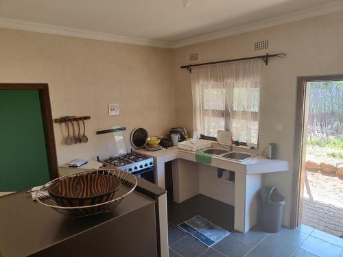 Η κουζίνα ή μικρή κουζίνα στο Kalahari Sand Ridge Inn