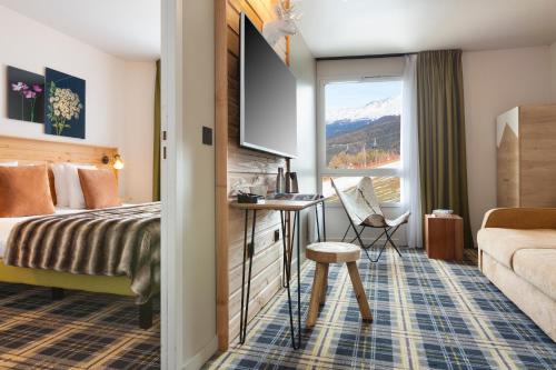 una camera d'albergo con letto e finestra di SOWELL Family La Lauzière a Aime La Plagne