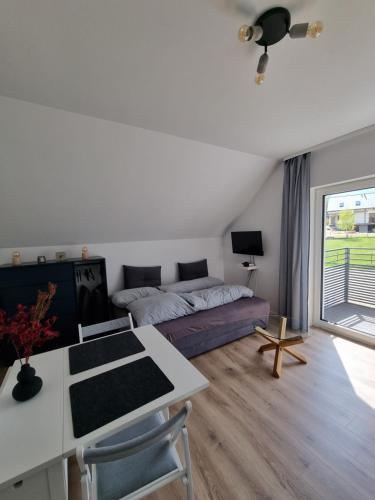 ein Wohnzimmer mit einem Sofa und einem Tisch in der Unterkunft Sworny-Apartments in Swornegacie